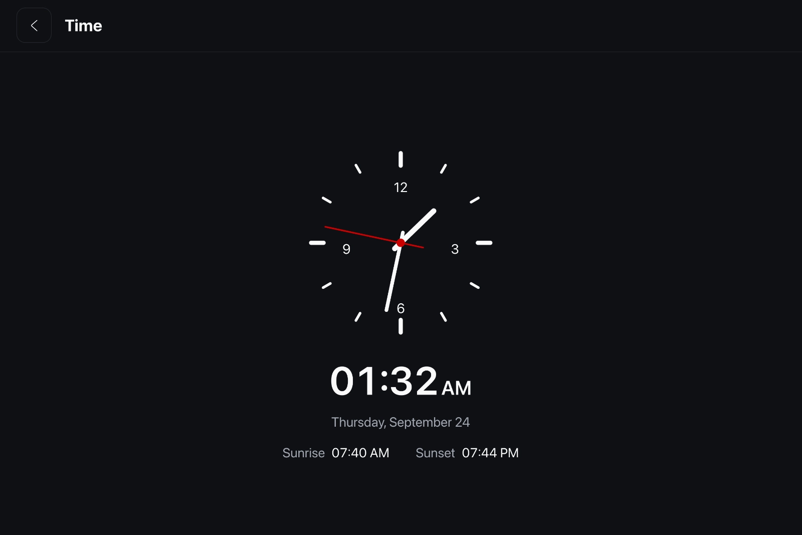 L'horloge d'iCar sur l'écran d'une Tesla : le cadran, l'heure, le lever et le coucher du soleil
