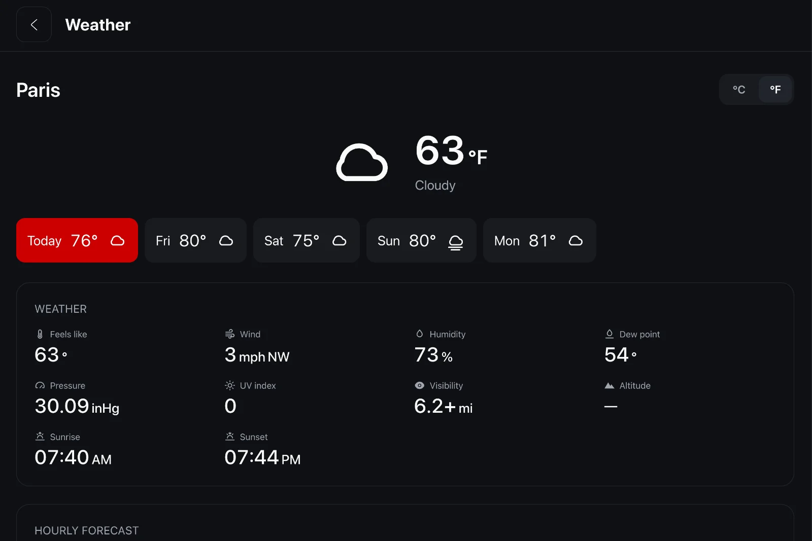 La météo d'iCar sur l'écran d'une Tesla : la température, les prévisions des prochains jours et le détail des conditions